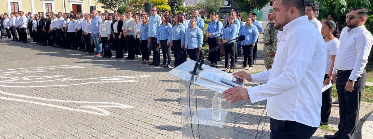 La Secretaría del Trabajo fortalece los valores cívicos en los Honores a la Bandera